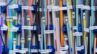 Glasfaserkabel in einem Verteilerkasten - ein Massengeschäft mit Nachfrageschwäche.