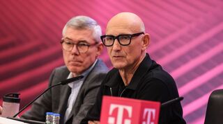 Die beiden Telekom-Chefs Christian Illek und Tim Höttges sind unzufrieden damit, dass nicht so viele Haushalte Glasfaser-Internet buchen wie gedacht.