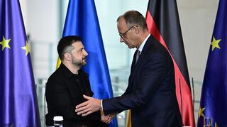 Kanzler Friedrich Merz (CDU, rechts) und der ukrainische Präsident Wolodymyr Selenskyj haben zu den Korruptionsermittlungen in Kiew ein Telefongespräch geführt. (Archivbild)