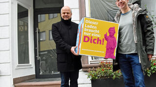 Volker Mohr (links) und Christian Schlager von der Stadtverwaltung mit einem Aktionswürfel.