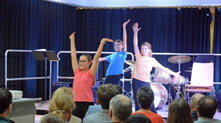 Die Tanz-AG begeisterte mit ihrem Können. Sie bewegten sich zum Lied „Watch me dance“ von Dua Lipa.