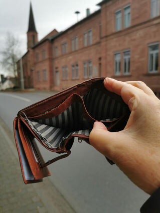 Weil die Kasse der Kommune leer und die Situation somit äußert angespannt ist, bindet die Gemeinde als Zeichen der Transparenz jetzt die breite Bevölkerung mittels Bürgerbeteiligung in die Erstellung des Haushaltsplans mit ein.