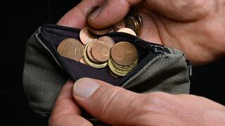 Die Überschuldungsquote, also der Anteil überschuldeter Personen im Verhältnis zu allen Erwachsenen, sank 2024 auf 8,09 Prozent.