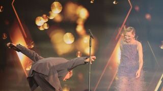 Laudator Götz Otto verneigt sich von Cate Blanchett.