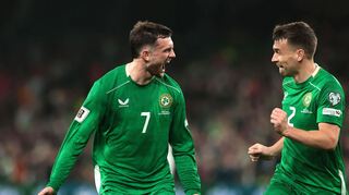 Troy Parrott (l) erzielte beide Tore für Irland.