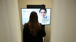 Im «S Medical Room» kann der Arzt per Video vor allem bei leichteren Beschwerden einen Rat geben.