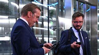 Der Verteidigungsminister musste lange warten.