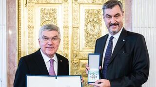 Ministerpräsident Dr. Markus Söder verlieh den Bayerischen Verdienstorden an Dr. Thomas Bach.