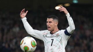 Cristiano Ronaldo reagiert impulsiv beim Spiel in Irland.