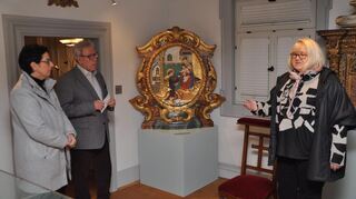 Dr. Verena Friedrich (rechts) erläutert die neue Konzeption des Museums im Amtshaus. Christine Kastner und Alfred Beetz haben tatkräftig mitgeholfen.