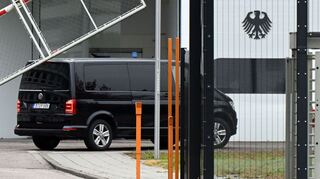 Der Beschuldigte wurde zum Ermittlungsrichter des BGH nach Karlsruhe gebracht.