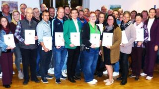 Alle 32 eingereichten Förderanträge für die Bereitstellung von Mitteln aus dem „Sozialfonds Windkraft“ wurden vom Boxberger Gemeinderat für das Jahr 2025 positiv beschieden. Die Übergabe der Bescheide erfolgte am Donnerstag im Glasbau des Boxberger Rathauses durch Bürgermeisterin Heidrun Beck im Beisein des ZEAG-Vertreters Thomas Ellmer sowie mehrerer Stadträte und Ortsvorsteher.