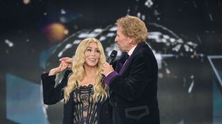 Der Moderator überreichte einen Bambi an die US-Sängerin.