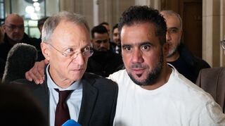 Buhsidos E-Manager Arafat Abou-Chaker (r) legt nach der Urteilsverkündung seinem Anwalt Hansgeorg Birkhoff die Hand auf die Schulter. (Archivbild)