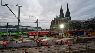 Zehn Tage lang sind Arbeiter nun an der Strecke rund um den Kölner Hauptbahnhof beschäftigt. Unter anderem werden Weichen und Oberleitungen erneuert.