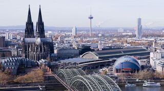 Mehr als 50 neue Stellwerke nimmt die Bahn jedes Jahr in Betrieb - ausgerechnet am Kölner Hauptbahnhof gab es Probleme.