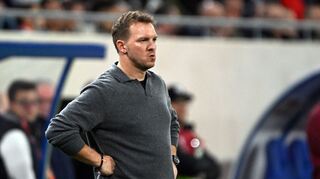 Julian Nagelsmann blickt skeptisch auf das Spielfeld.