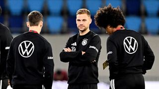 Der verletzte Kapitän Kimmich steht auf dem Rasen des Stadions in Luxemburg.