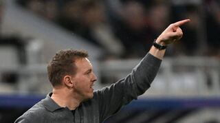 Julian Nagelsmann gibt eine Anweisung an seine Spieler.
