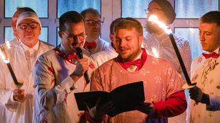 Traditionell im Nachthemd: Die Sitzungspräsidenten Marcel Hubl (links) und Dominik Holderbach (mitte) leiteten das närrische Erweckungsritual ein.