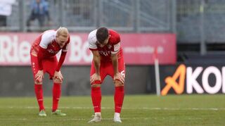 Enttäuschung nach dem 1:1 gegen Illertissen: Luke Hemmerich (l.) und Dominik Meisel haben zwar alles gegeben, doch zum Sieg hat es nicht gereicht.
