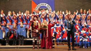 „Wölfe Hujauf“: Das närrische Hardheim war munter auf den Beinen, als die FG „Hordemer Wölf“ am Samstag die neue Kampagne eröffnete und das neue Ritterpaar (Julian und Katja Großkinsky) feierlich begrüßte. Auf dem Schlossplatz in Hardheim wurde dabei gleich aus doppelter Hinsicht ein Feuerwerk gezündet.