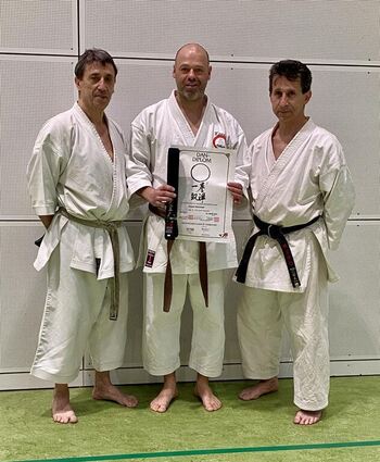 Daniel Kemmer von der Karate-Abteilung des ETSV Lauda bestand die Prüfung zum 1. Dan (Schwarzgurt).