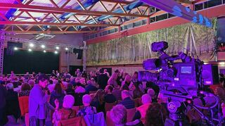 Ein Team vom Südwestrundfunk dokumentierte die Bühnenshow. Ein Beitrag soll am Montagabend in der „Landesschau“ ausgestrahlt werden.