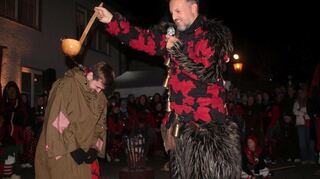 Turmbergteufel Heiko Schreck tauft neue Tauberhexen mit eiskaltem Tauberwasser.