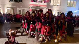 Die Tauberhexen versammelten sich zur Fasnachtseröffnung vor dem Rathaus.