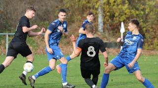 Die SGM Taubertal/Röttingen gewinnt mit 1:0 beim SV Harthausen. Das „Tor des Tages“ erzielte Lucas Reindl, der auf diesem Bild ganz rechts zu sehen ist.