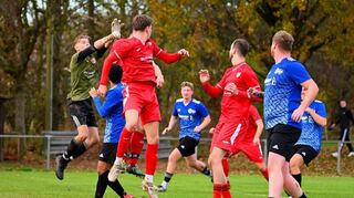 Obenauf war am Ende keiner der beiden Spitzenteams der Kreisklasse A Buchen: Die Top-Begegnung zwischen Heidersbach/Bödigheim und Seckach (in Rot) endete 2:2.