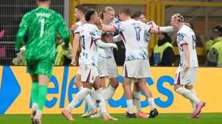 Norwegen und Torjäger Erling Haaland (Mitte) freuen sich nach einem 4:1 in Italien auf die erste WM-Teilnahme seit 1998.