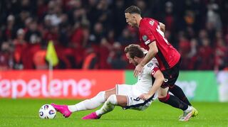 Englands Kapitän Harry Kane (l) trifft auch für England, wie er will.