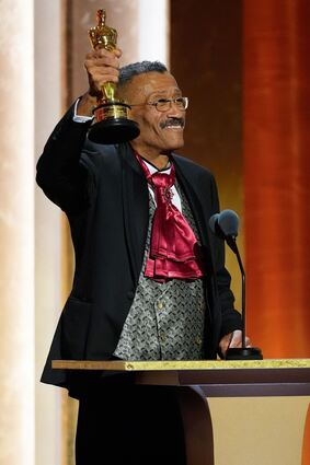 Der langjährige Szenenbildner Wynn Thomas freut sich über den Ehren-Oscar.