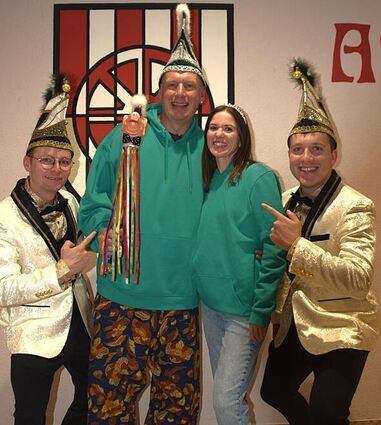 Die Sitzungspräsidenten der „Schlackohren“, Florian Hügel (links) und Jonas Rupp (rechts) mit dem Prinzenpaar Torsten I. und Stephanie I.