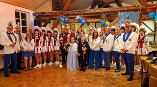 Das Kinderprinzenpaar Anni I. und Lucas I. und das „Prinzen“-Paar Alexander I. und Sebastian I. im Kreise der Bischemer Kröten.