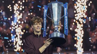 Sinner holt die Trophäe bei den ATP Finals.