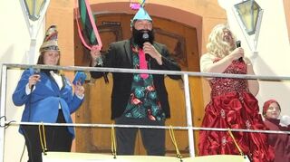 Mit einer Finte als falsches Prinzenpaar wollten die beiden Boxberger Bürgermeisterstellvertreter Matthias Pers und Rene König die Herausgabe der Stadtkasse an die Narrhalla verhindern. Doch letztendlich übernahmen doch die Narren, angeführt von Sitzungspräsidentin Sarah Chrzan.