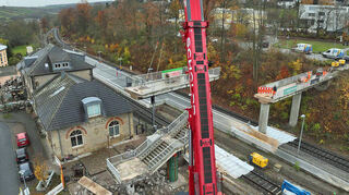 Drohnen-Blick vom Abbruch der Fußgängerbrücke am Bahnhof Weikersheim. Im Bild ist ein Teil des Oberbaus bereits herausgesägt worden und wird mit dem Autokran am Bahnhofsvorplatz Richtung Omnibusbahnhof abgelegt.