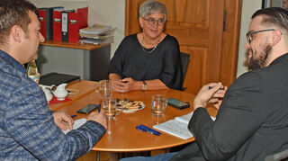 Bürgermeisterin Heike Naber steht im Interview den Fragen des stellvertretenden Reporterchefs Sascha Bickel (links) und Redakteur Simon Retzbach Rede und Antwort.