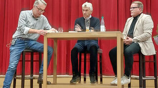 Klaus Augenthaler (Mitte) im Gespräch mit Autor Albrecht Breitschuh (links) und Moderator Michael Fürst (rechts).