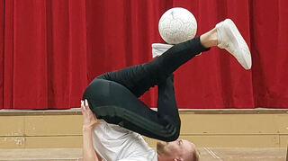 Chris Bennet Bröker begeisterte die Zuschauer mit einer Freestyle-Football-Einlage.