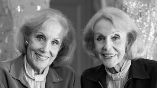 Alice (l.) und Ellen Kessler erlangten als Sängerinnen und Tänzerinnen international Berühmtheit. (Archivbild)