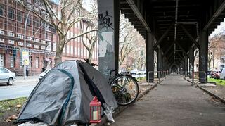 Zelt eines obdachlosen Menschen in Berlin. (Archivbild)