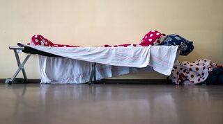 Bett einer Kältehilfe-Notübernachtung in Berlin. (Archivbild)