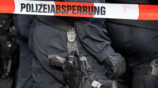 Zu einem größeren Polizeieinsatz ist es am Montagmorgen in der Justizvollzugsanstalt Aschaffenburg gekommen. Dort hatte ein Insasse Vollstreckungsbeamte bedroht und angegriffen. (Symbolbild)