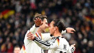 Ehemalige Teamkollegen bei Bayern: Goretzka und Sane.