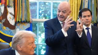 FIFA-Präsident Gianni Infantino (r) hält die USA als WM-Gastgeber für ein sicheres Land.