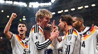 Nick Woltemade (2. v.l.) bejubelt den nächsten Treffer mit seinen Kollegen.